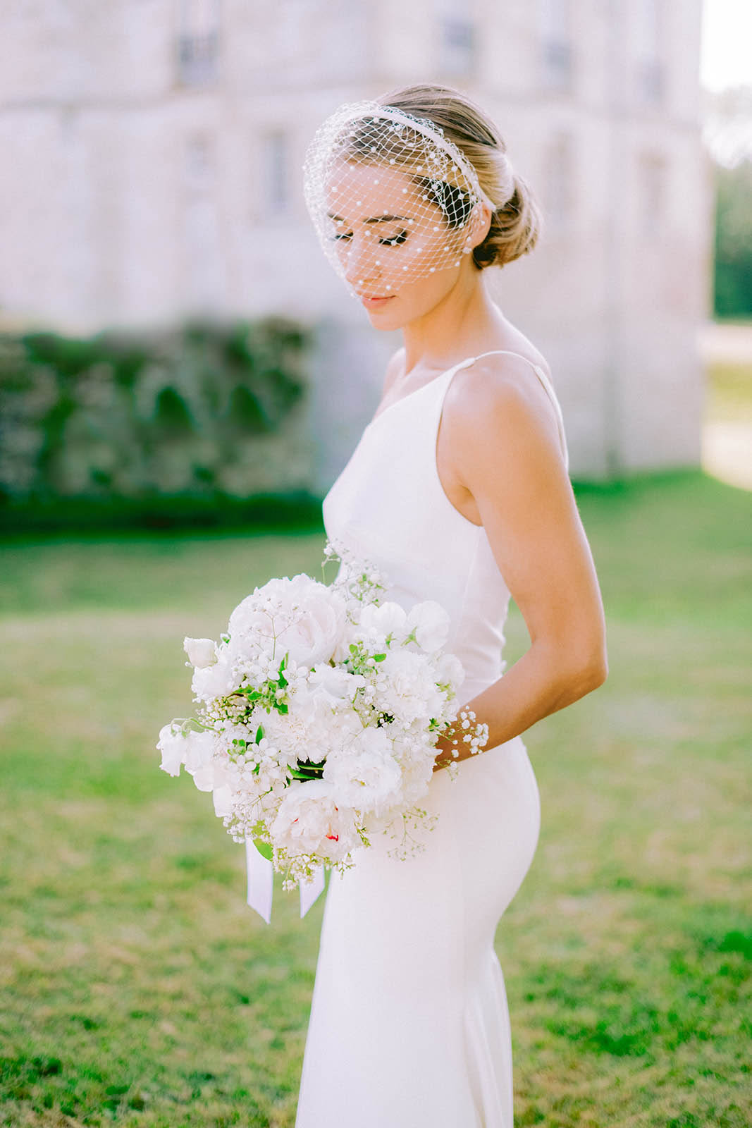 coupe de cheveux chignon bas classique revisité mariage